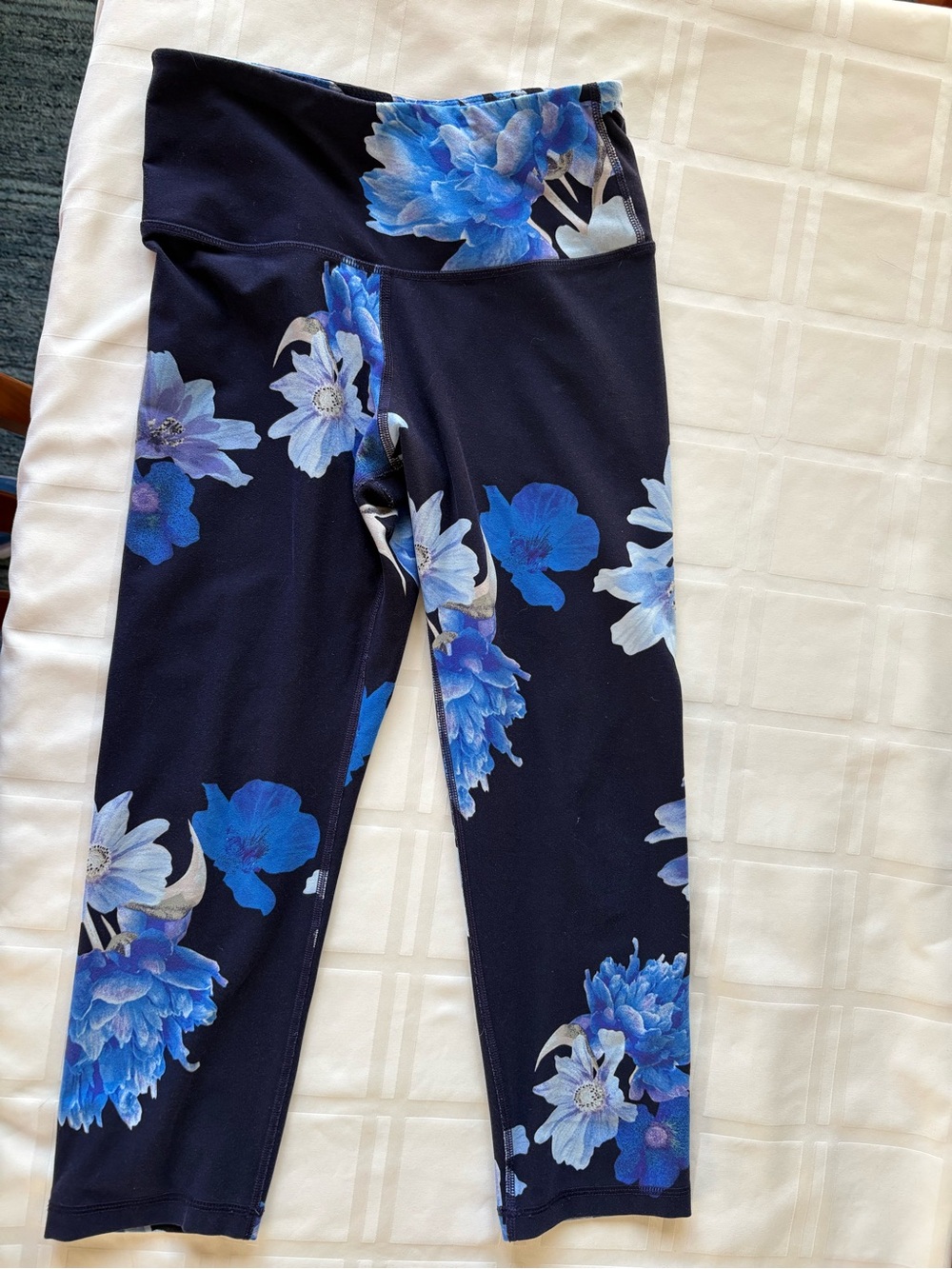 Old Navy Active Elevate Go-Dry Blue Floral Cropped Leggings Size M